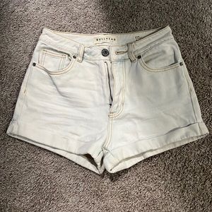 Highwaisted white shorts